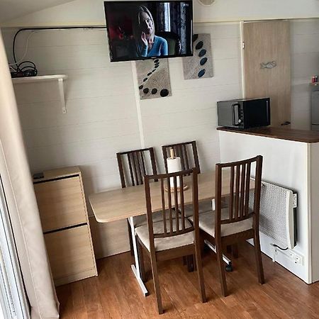 Mobil-home 4/6 Personnes , terrasse couverte ,piscine chauffée . Biville-sur-Mer Esterno foto