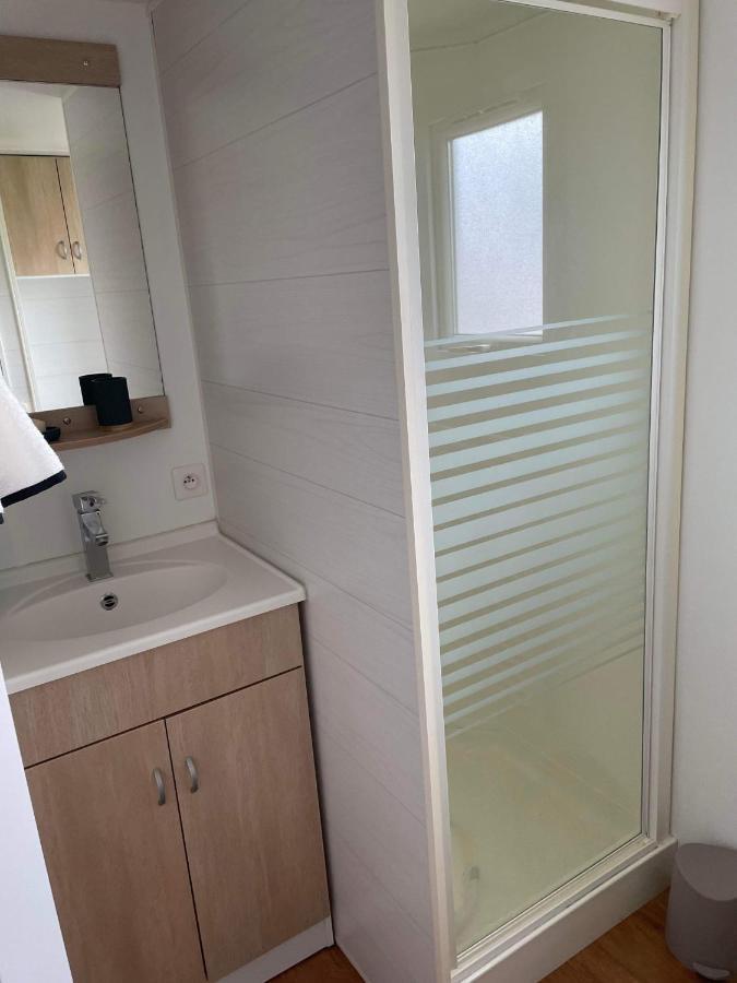 Mobil-home 4/6 Personnes , terrasse couverte ,piscine chauffée . Biville-sur-Mer Esterno foto