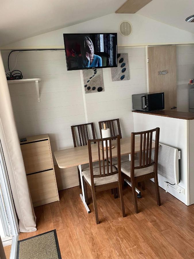 Mobil-home 4/6 Personnes , terrasse couverte ,piscine chauffée . Biville-sur-Mer Esterno foto