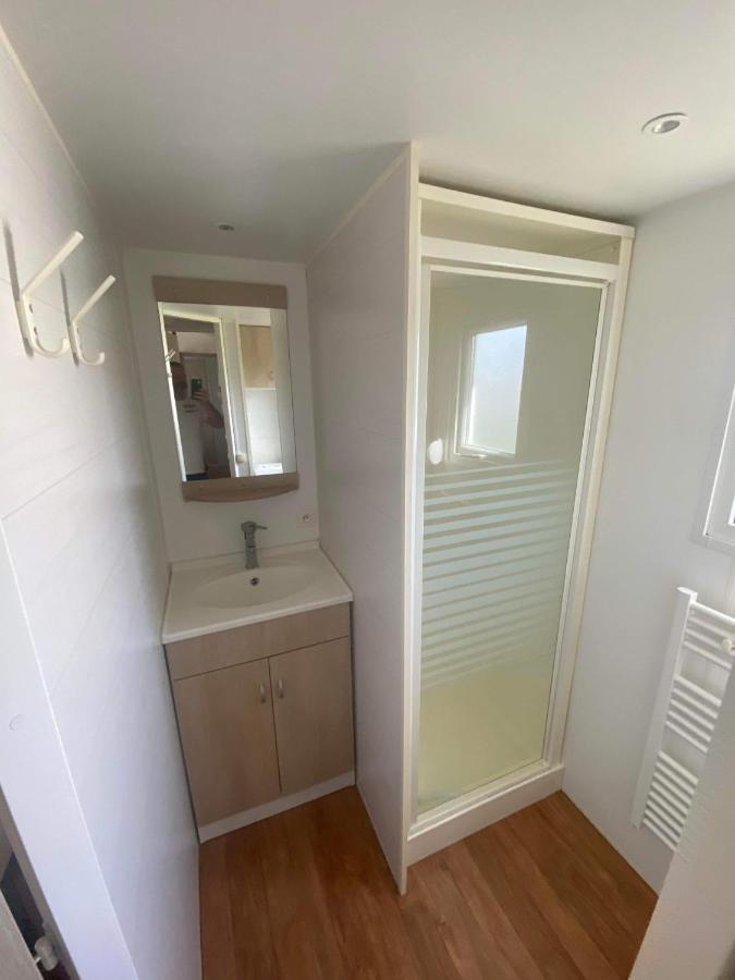 Mobil-home 4/6 Personnes , terrasse couverte ,piscine chauffée . Biville-sur-Mer Esterno foto
