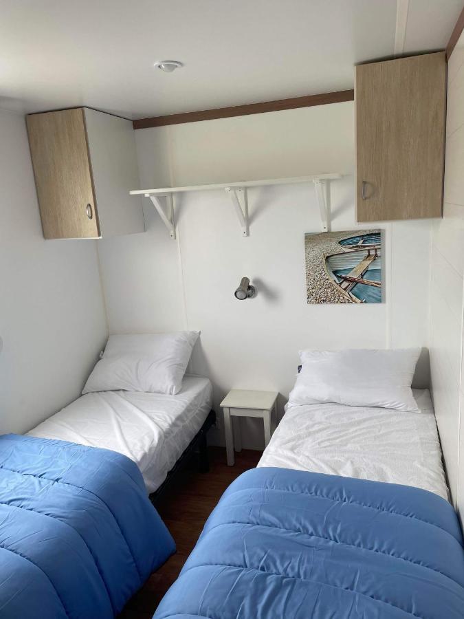 Mobil-home 4/6 Personnes , terrasse couverte ,piscine chauffée . Biville-sur-Mer Esterno foto